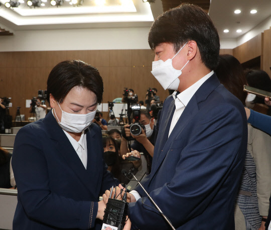 25일 윤희숙 국민의힘 의원이 국회 소통관에서 국민권익위원회의 부동산 전수조사에서 부친의 농지법 위반 의혹과 관련해 의원직 사퇴 및 대선 불출마 선언 기자회견에 나서자 이준석 대표가 기자회견장으로 찾아와 윤 의원을 만류하며 눈물을 흘리고 있다. 연합뉴스.